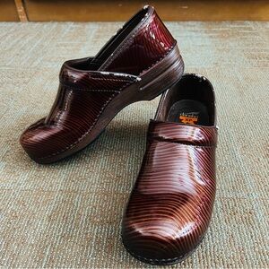 Dansko Brown Wood Swirl Stripe XP Professional Stapled Clogs sz 41 10.5 11 FLAW